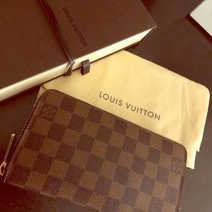 Authentic Louis Vuitton Zippy Wallet in Damier